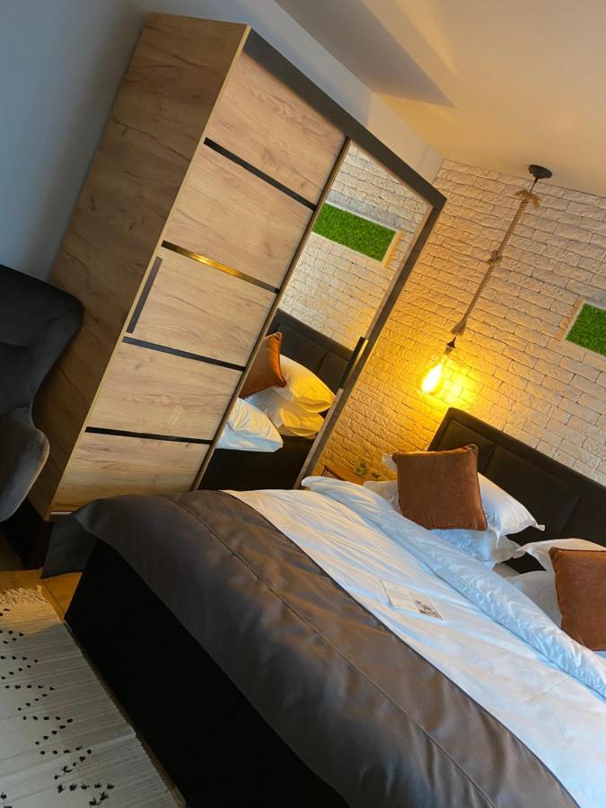 Sarah Home Hunedoara Eksteriør billede